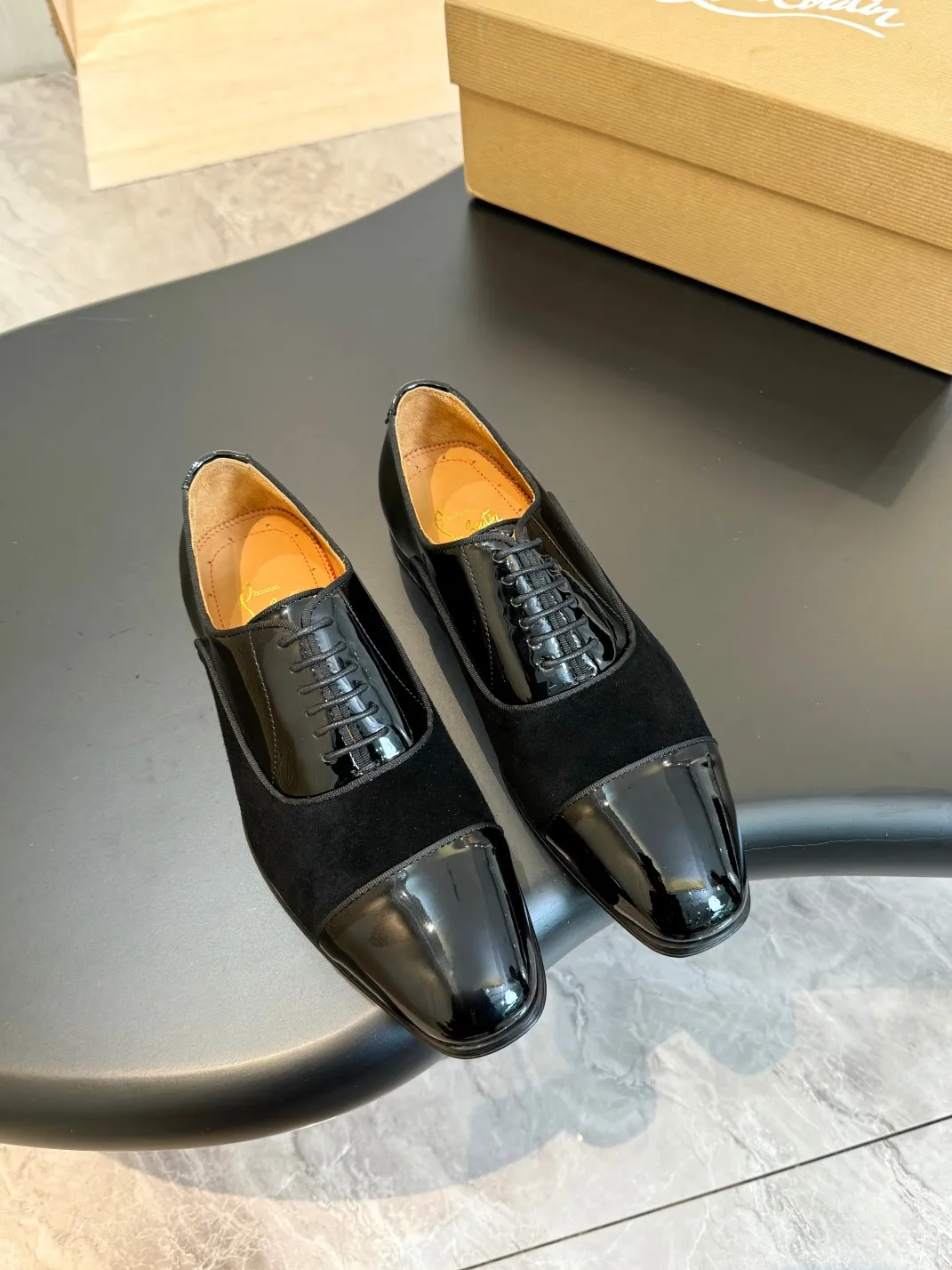 💰960 Christia*.Loubouti* high-end men's business formal leather shoes, original genuine cowhide red sole, imported Italian cowhide outsole, first-layer cowhide, water-dyed cowhide lining, high-end luxury. Size: 39-44 (customized at 38.45.46)✅